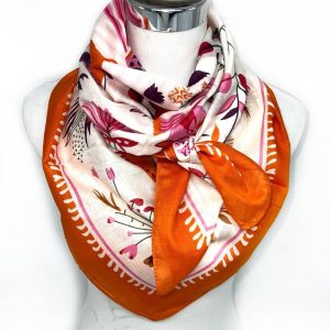 Foulard carré intemporel.