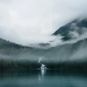 Papier peint paysage lac et montagnes sous la brume